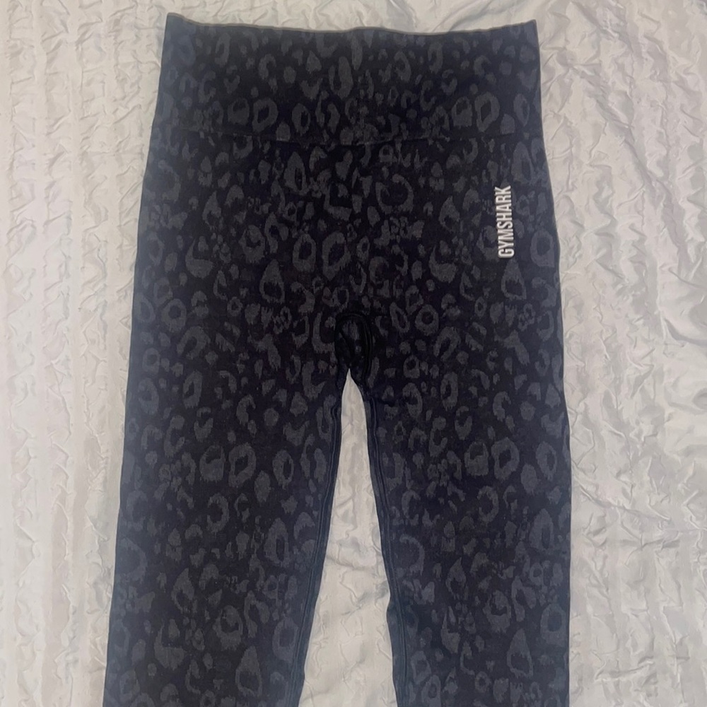 Gym shark leggings size small